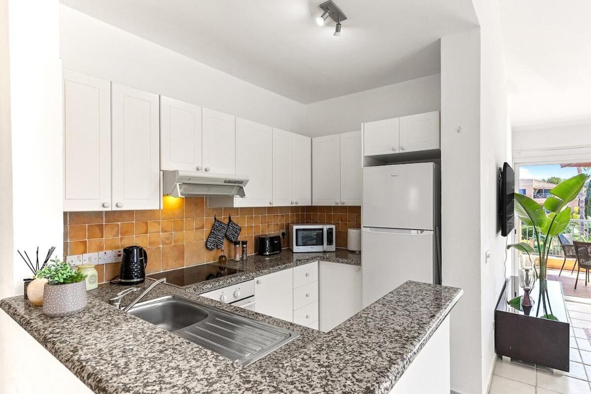 Limnaria Gardens Beautiful Apartment By Vichy Paphos Exterior photo